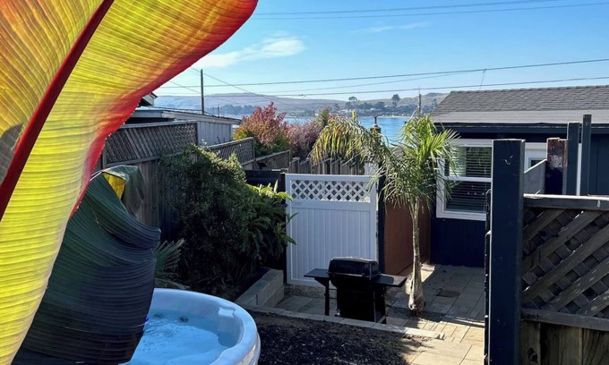 Old Town House | Peek a Bay View Cottage l Pet-Friendly
