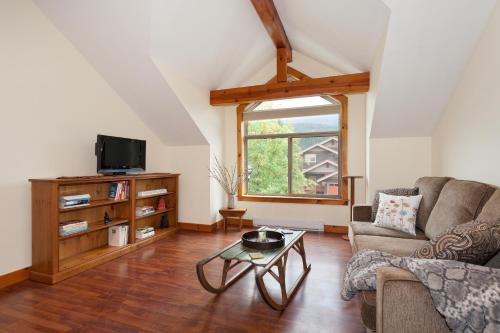 Pemberton Apartment | Pemberton Valley 1 bedroom suite king size bed WIFI cable TV gorgeous views free parking walk to Village