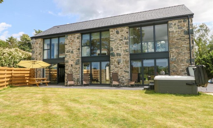 Llanfairpwllgwyngyll House | Pen-Y-Bryn