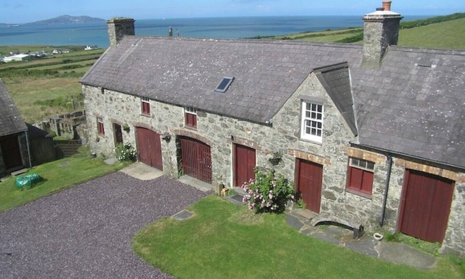 Cylch-Y-Garn House | Pen y Graig - The Loft B&B - barn apartment, Church Bay, sea views 500m to beach