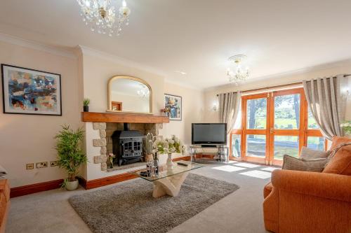 Fence House | Pendle View Gatehouse Lakeside Stay