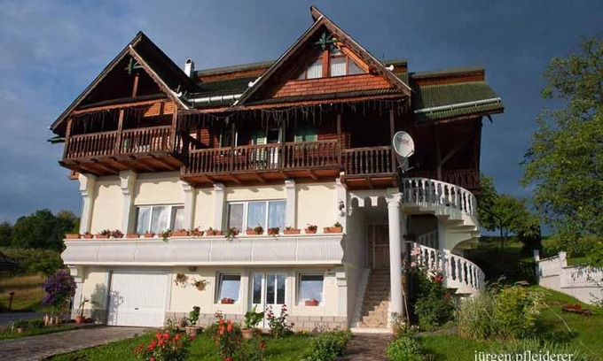 Sisesti House | Pensiunea Amethyst