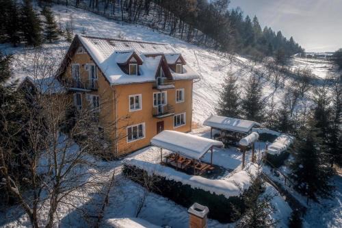 Sub Cetate House | Pensiunea Hétvezér Panzió