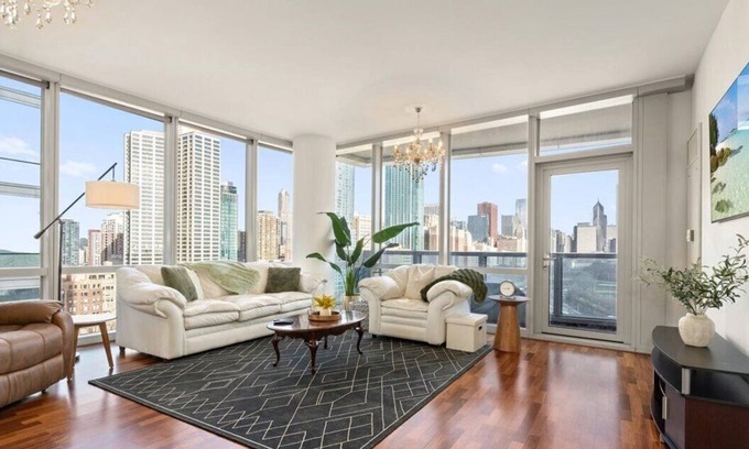 South Loop Condo | Penthouse Paradise Executive Elegance Elevated Amenities Sleeps 6