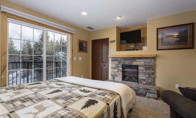 Kellogg Condo | Penthouse Studio w/Mtn Sunrise Views; Near Silver