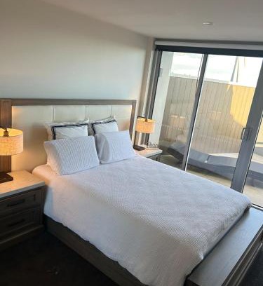 Bulleen Apartment | Penthouse with Stunning Melbourne Skyline View