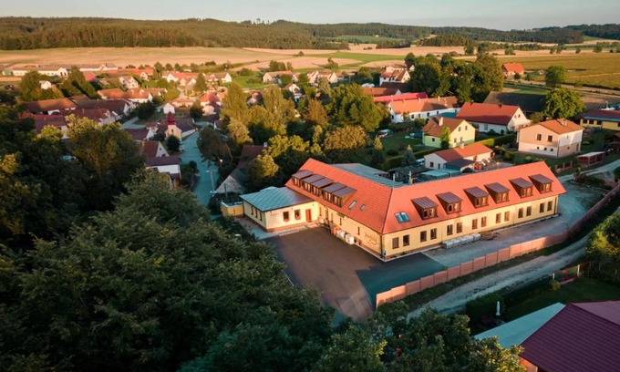 Pluhuv Zdar House | Penzion a restaurace Zlatovláska u zámku Červená Lhota