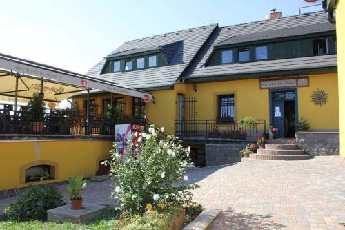 Okresanec House | Penzion/Motorest Na Písku