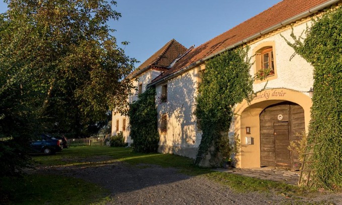 Omlenice House | Penzion Vinicky dvůr