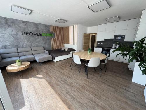 Jihlava Apartment | PeopleGuru apartments - Terasa, Parking
