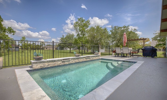 Dickinson House | Pepe's Place - Newer Home w/heated Spa Pool, close to Galveston Island & Houston