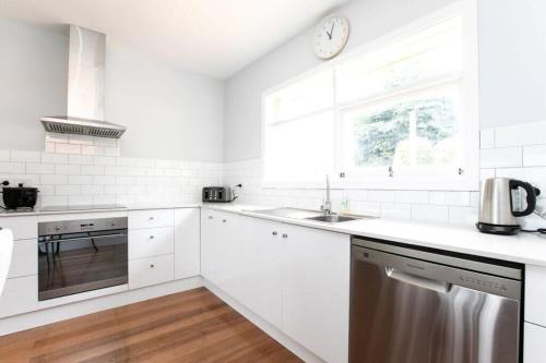 Newstead House | Perfect for Families & Groups: Views =& Wi-Fi