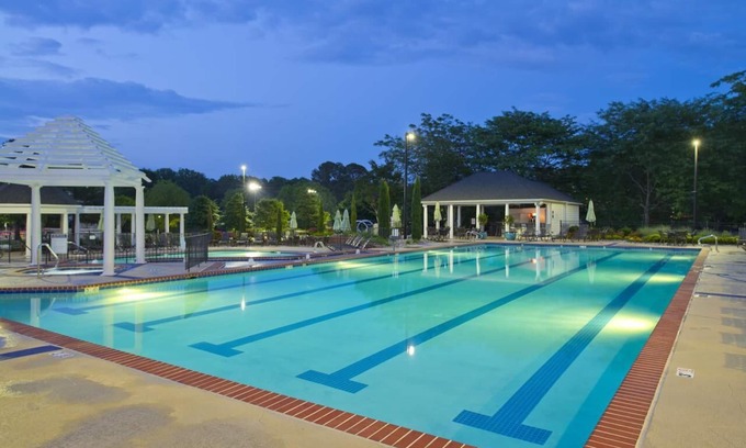 Berkeley Hotel | Perfect for Groups! Unit with Full Kitchen, Free Parking, Onsite Pools!