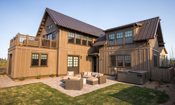 Bend House | PERFECT! Gorgeous finishes ~ heated resort pool ~ Bend/Bachelor ~ hot tub ~ BBQ