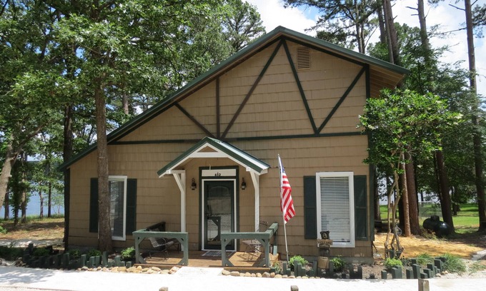 Wood County House | Perfect Lake Experience to Fish, Ski, Shop & Eat