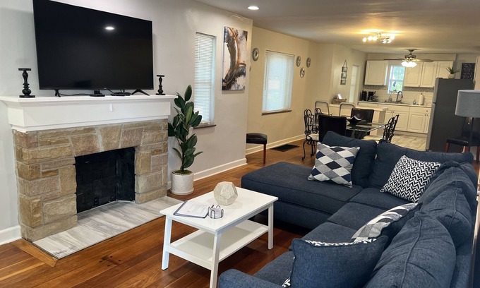 Silverton House | Perfect location 2 minutes to Kenwood Mall, 10 minutes to Downtown