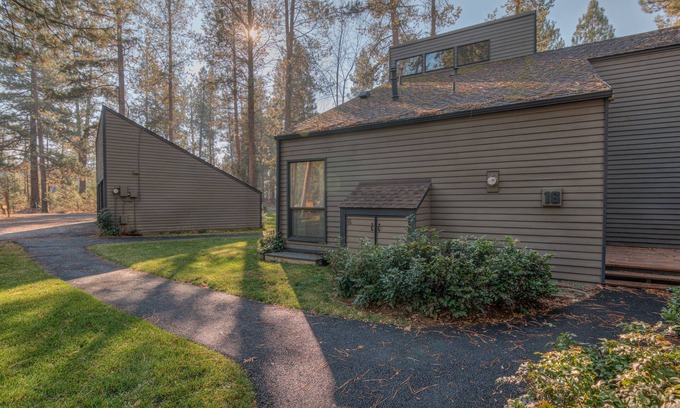 Overlook Park Condo | Perfect Location, Near Golf Course, SHARC passes