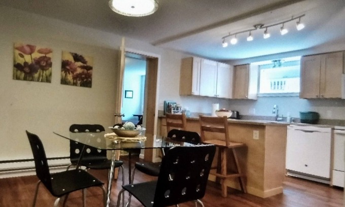Victory Heights House | Perfect N. Seattle location, 2 bdrm, modern, clean, spacious, parking onsite