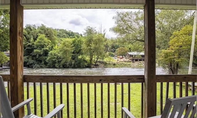 Cherokee Hotel | Perfect Spot For Smoky Mountain Explorers, Sightseers & Outdoor Enthusiasts