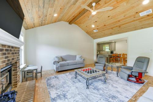 Perry House | Perry Family Home on 2 Acres with Private Pool