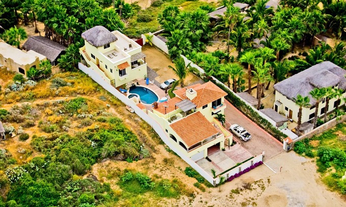 El Pescadero Villa | Pescadero Palace 3BR Guest House w/Pool, Jacuzzi, and in front of Surf!