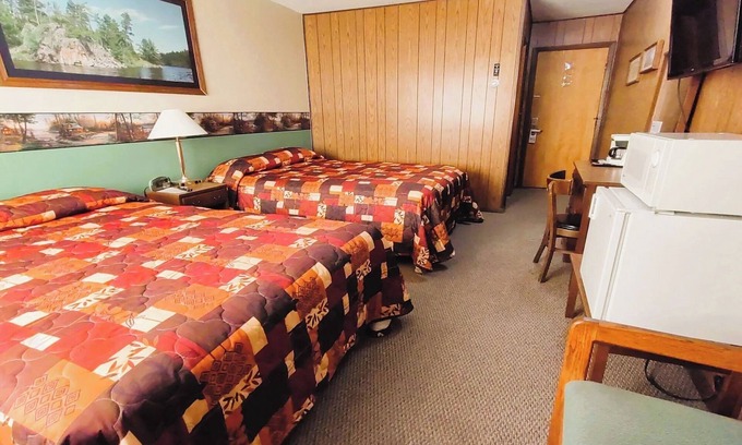 International Falls Hotel | Pet-Friendly Spot Close to Canoeing Destinations on Rainy River