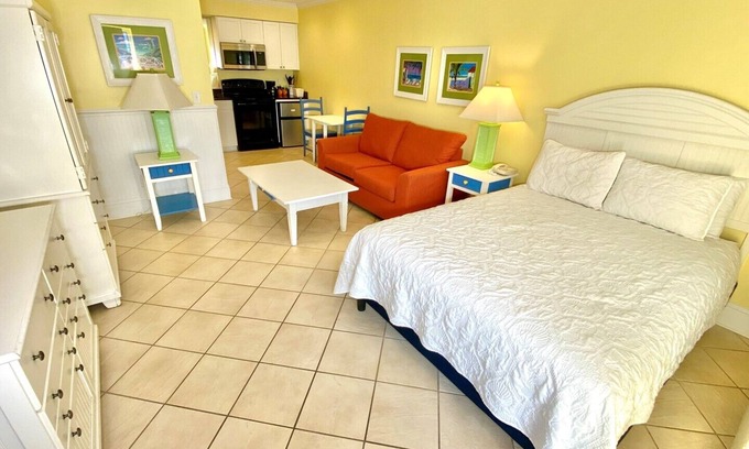 Atlantic Beach Hotel | Pet-friendly, 3 Blocks to Beach - Full Kitchen! Unit 405