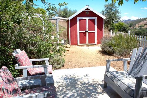 Rainbow CDP House | Pet Friendly Breathtaking Cottage with Great Views and Hot-tub in Rainbow, California