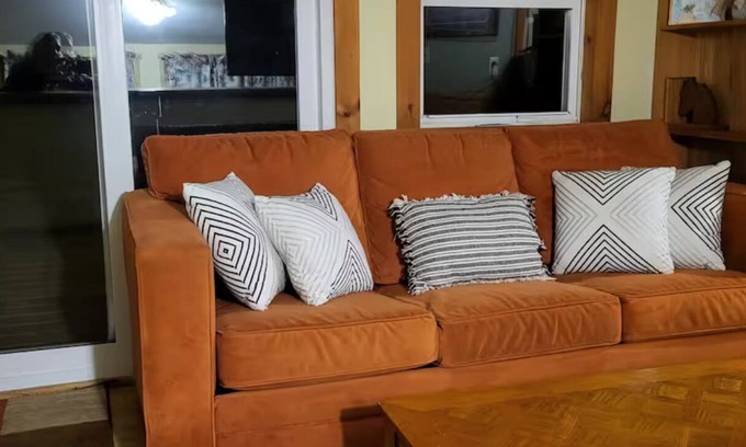 Town of New Baltimore Cottage | Pet Friendly Fenced Yard Hot Tub Romantic