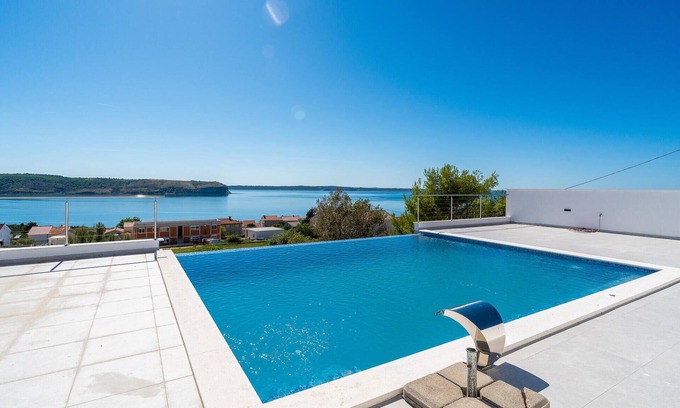 Rtina House | Pet friendly home in Razanac