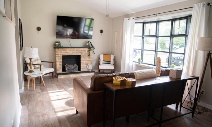Youngstown House | Pet Friendly Home w/ fenced yard (1 King/1Queen)