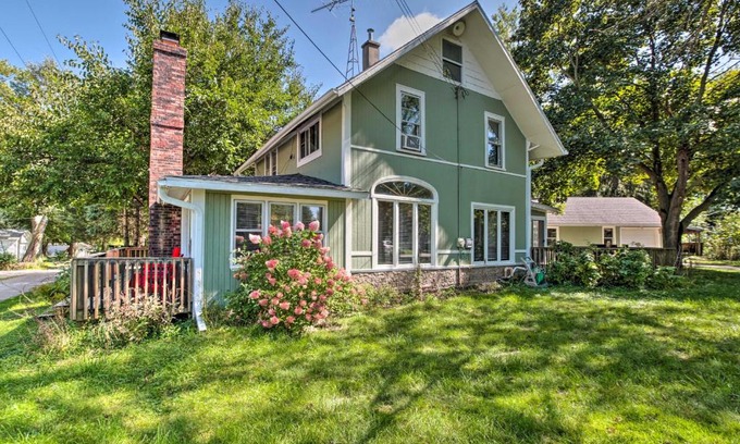 Delavan Lake House | Pet-Friendly Home with Views of Lake Delavan!