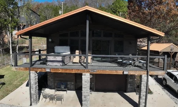 Eureka Springs Cabin | Pet Friendly, Lake Access, Hot Tub, New Cabin