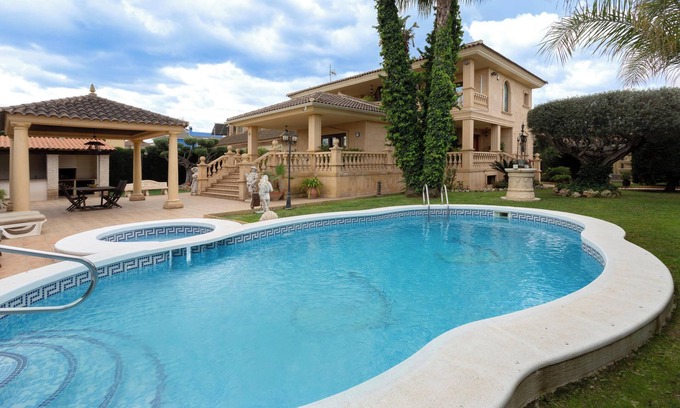 Almoradi Villa | Pet Friendly Luxury Villa Rumoholidays with Pool, Terrace & Wi-Fi