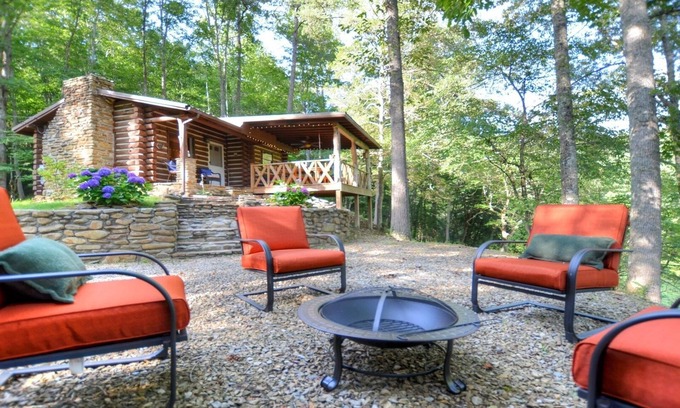 Almond House | Pet Friendly! Rustic Ridge Retreat