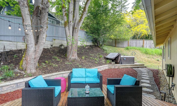 Inglewood House | Pet-Friendly Sammamish Home w/Deck ~ 3 Mi to Lake