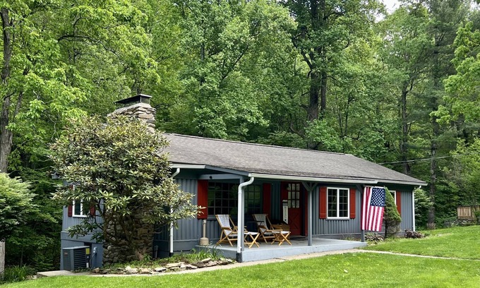 Lyndhurst Cabin | Pet Friendly Three Bedroom in Blue Ridge Mountains