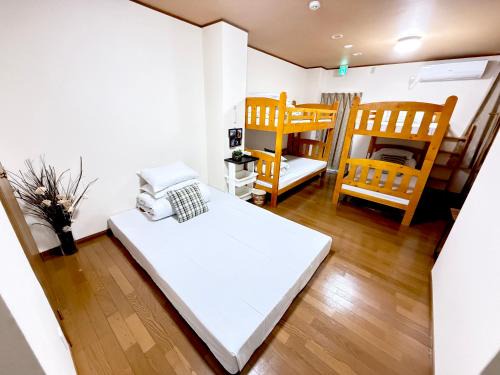 Tokushima Hotel | PetitHotel017全室ミニキッチン付きファミリルーム 飲食街中心 阿波踊り会館7分 文理 徳島大学 アスティとくしま車8分