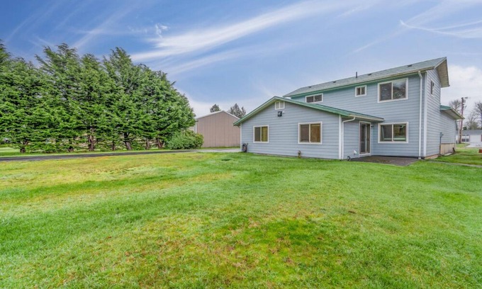 Seaview House | Pets OK, 5-min to beach, Wi-Fi, Newly Remodeled (SaltyD)