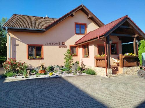 Vrbov House | Pezión Limbový Dvor