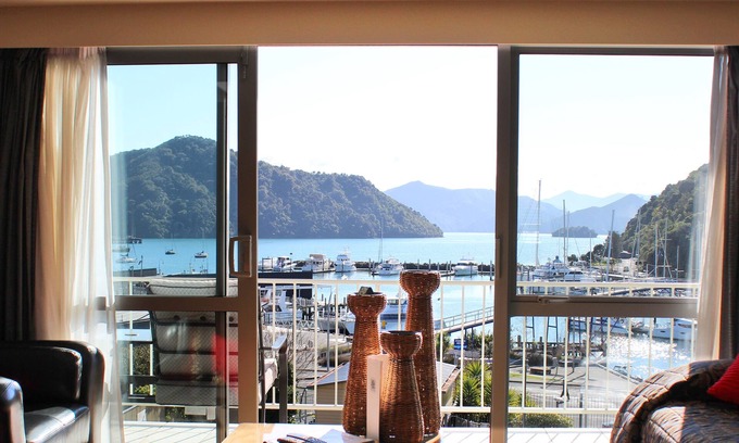 Picton Hotel | Picton Beachcomber Inn