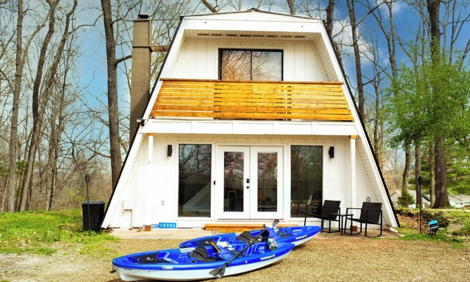 Fayetteville House | Picturesque HOT TUB+Game room+kayaks+near water