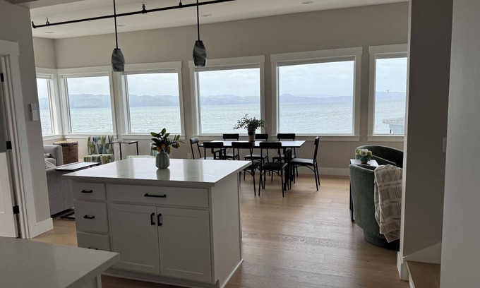 Astoria Apartment | Pier 11-VISTA….2nd Story Apartment with Panoramic views of the Columbia River!