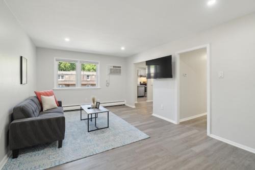 Newark Apartment | Pine Brook 518 I Spacious 2bd Garden Style Oasis