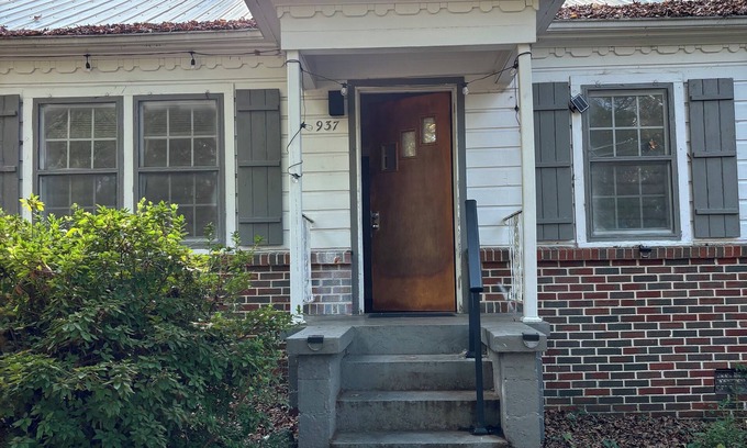 New Castle House | Pine Haven – Spacious Family Stay | Crib, Pet-Friendly, Slee