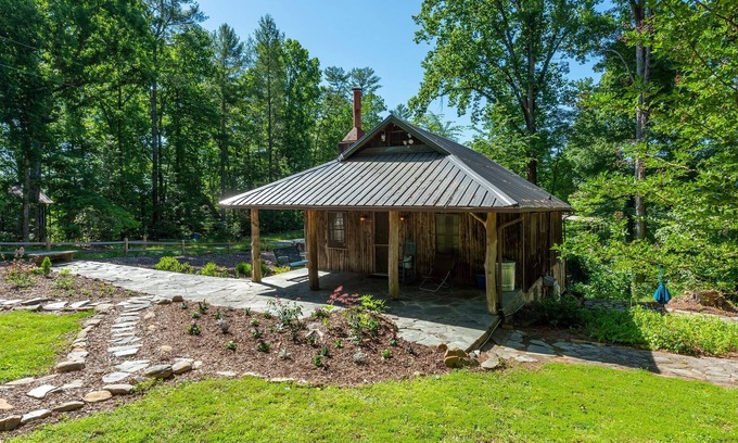 Morganton Cabin | Pine Knot Cabin | Pet-Friendly & 3 min. to Lake James!