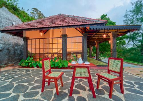 Mannarkkad Resort | Pine Malhar Pool Stay by VOYE HOMES