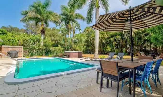 Sarasota House | Pineapples House- POOL private SOUTH facing HOT TUB close to BEACHES -walkable
