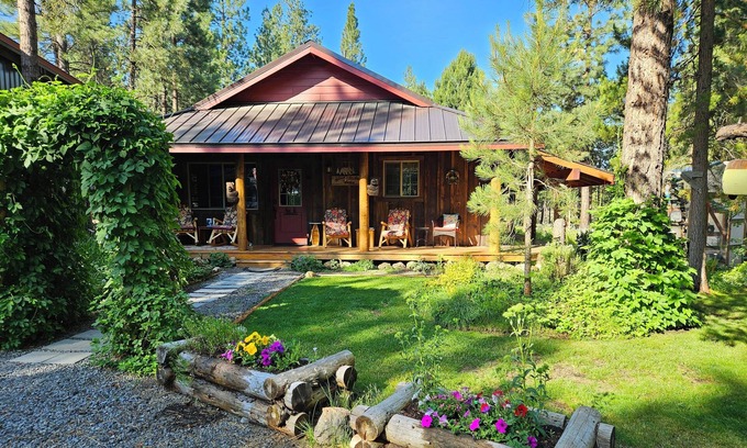 La Pine Cabin | Pinecone Cabin, Couples, hot tub, pet friendly, fenced, trails, private!