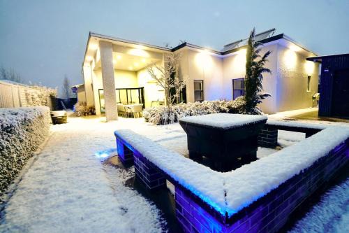 Jindabyne House | Pinecone Lodge - Luxury 4BR Home l EV Charger l Fire Pit l WiFi l BBQ l 4 Car Garage